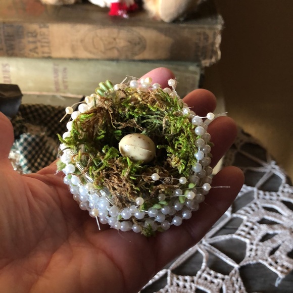 Handmade birds nest made of pearls, moss, silver wire and bits of sedum accents - Picture 10 of 11